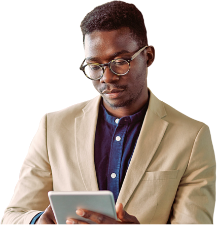 Imagem de um homem segurando um tablet Gazda Executive Search